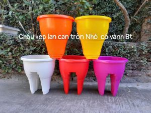 Chậu kẹp lan can nhiều màu